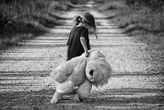 Jak niezaspokojenie emocjonalne w dzieciństwie wpływa na psychikę dorosłego człowieka? Jak niezaspokojenie emocjonalne w dzieciństwie wpływa na psychikę dorosłego człowieka?