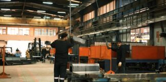 Jak dobrze dobrać podnośnik osobowy do pracy w magazynie i biurze